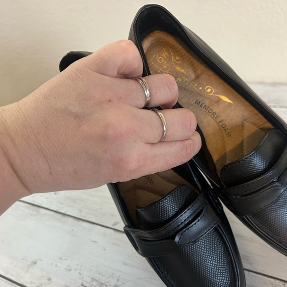 Time and Tru Memory Foam Black Loafers Size 6 - Picture 5 of 6
